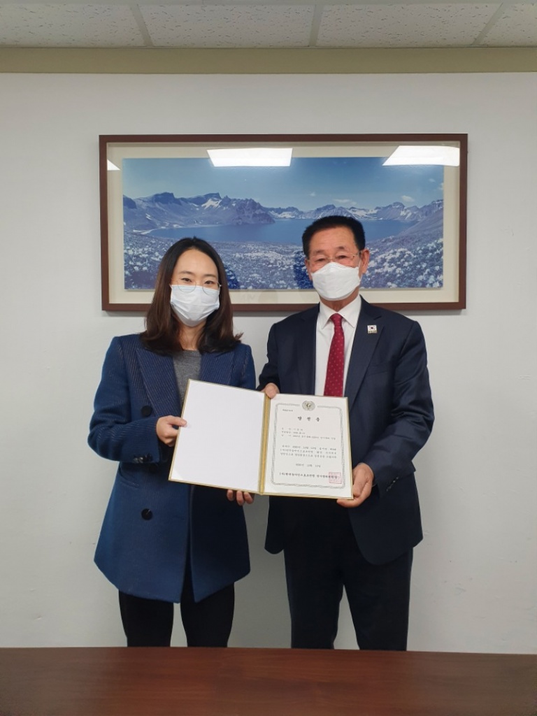 신경희 선거관리위원장(좌)과 이종학 회장(우)이 함께 당선증을 들어 보이고 있다..jpg